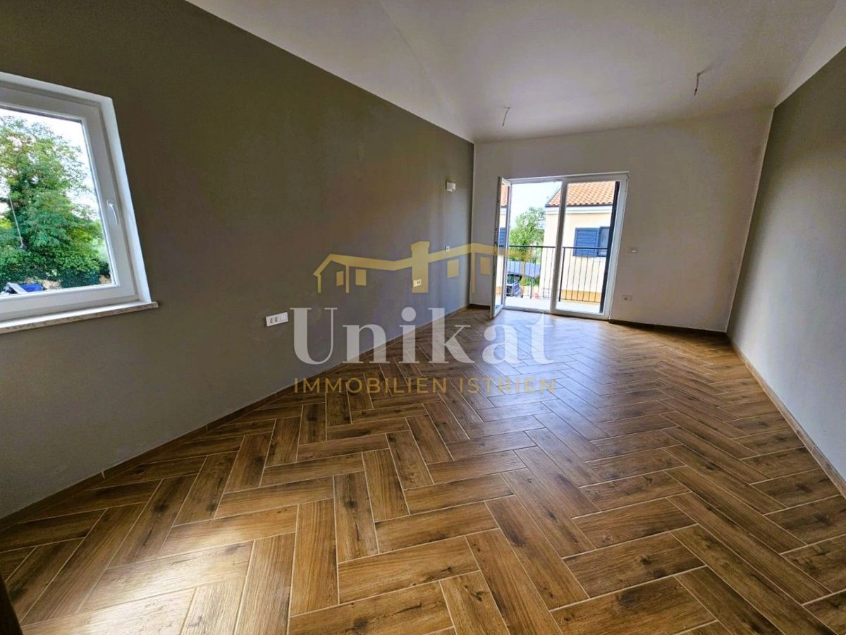 Novogradnja: hiša s 3 spalnicami in bazenom - pogled na morje